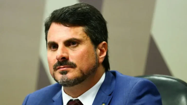 Marcos do Val usa tornozeleira eletrônica por ordem de Moraes