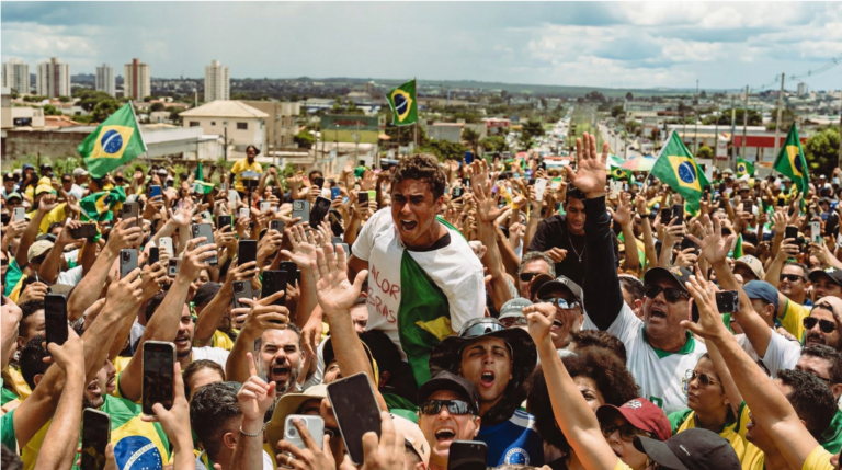 O Gigante Acordou: Movimento de Nikolas Incendeia a Direita e Flávio Bolsonaro Decreta: ‘A Caminhada Apenas Começou!’
