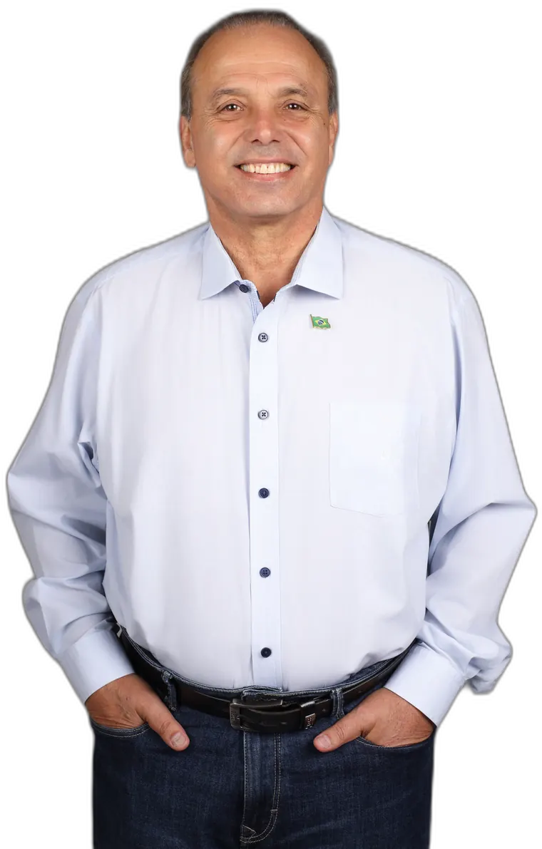 Bruno Marini de camisa azul clara, sorrindo