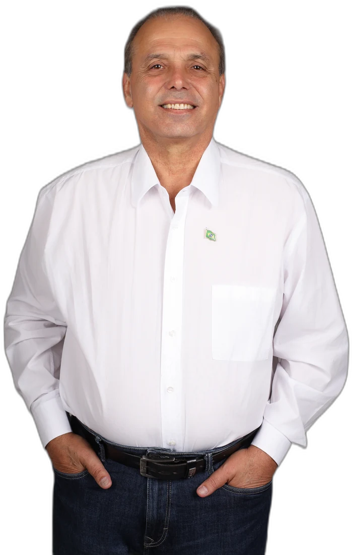 Bruno Marini de camisa branca, sorrindo