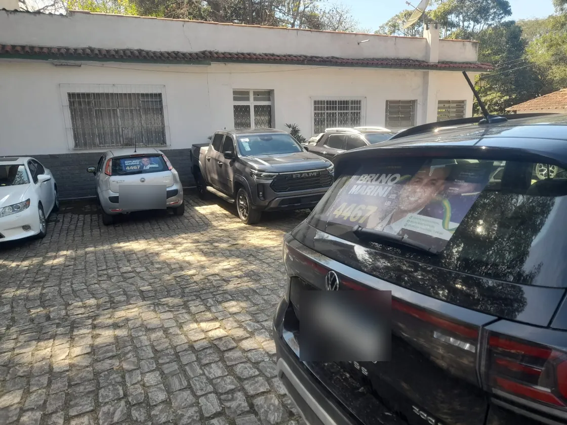 Vários carros adesivados estacionados no comitê