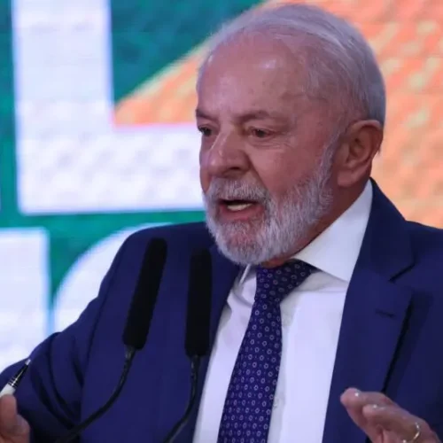 Lula reclama de foto de homem negro sem dentes em propaganda do governo; oposição vê racismo na fala