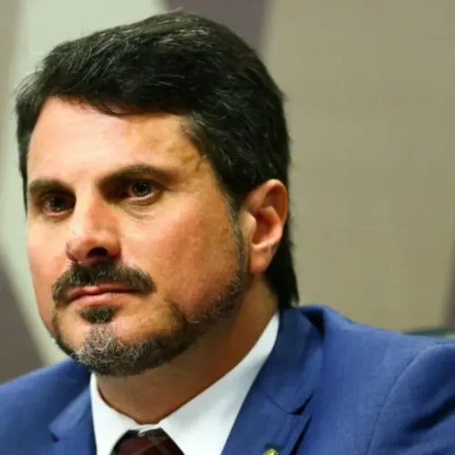 Marcos do Val usa tornozeleira eletrônica por ordem de Moraes